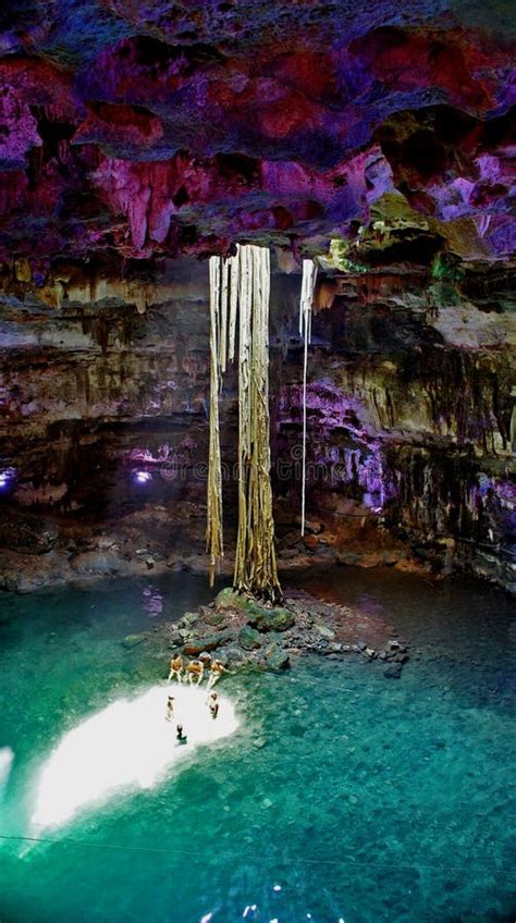 Agua Subterránea De La Cueva De Cenote Dzitnup Samula Cerca De La