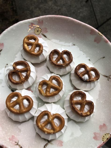 Let me preach the meringue cookie gospel for a moment here. Austrian Meringue Cookies - Chocolate Chip Meringue Cookies My Own Sweet Thyme : Using a ...