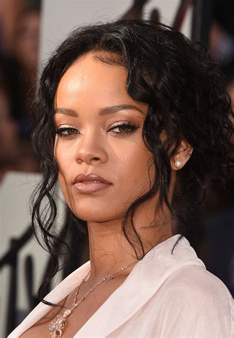 Rihanna Best Beauty Looks From The 2014 Mtv Movie Awards Stylebistro