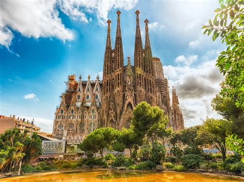 The Complete Gaudi Tour With Sagrada Familia City Wonders