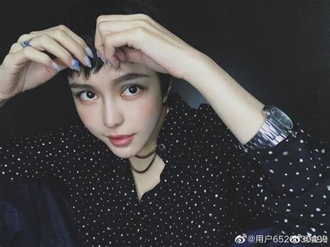 The currently 35 years old taiwanese artiste show lo(羅志祥) aka xiao zhu(小豬) has been revealed to be on a private trip to shanghai with the popular mainland china internet celebrity grace chow(周揚青). 剪掉三千煩惱絲？ 周揚青無預警剪超短髮俏皮喊：假的