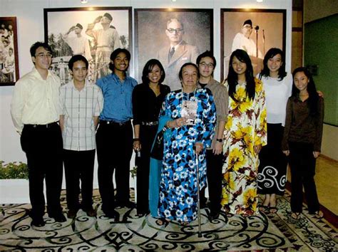 Majlis perbandaran kajang (mpkj) telah ditubuhkan secara rasminya pada 1hb. Keluarga Gambar Tun Hussein Onn