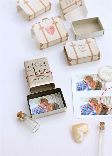 Das perfekte stop motion set bauen; How to Capture a Kiss... | Geschenke basteln, Matchbox ...