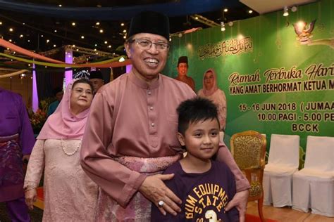 Cara lafaz takbir hari raya. Ketua Menteri Sarawak Dan Isteri Ucap Selamat Hari Raya ...