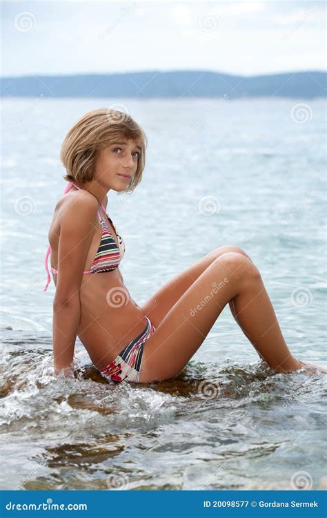 Adolescente Dans Le Bikini Image Stock Image Du Plage 20098577