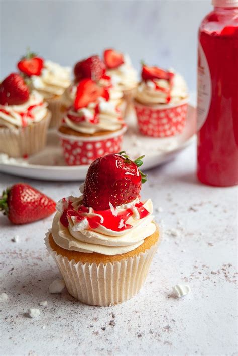 Eton Mess Cupcakes The Classic British Summer Dessert In Cupcake Form Soft And Fluffy Vanilla