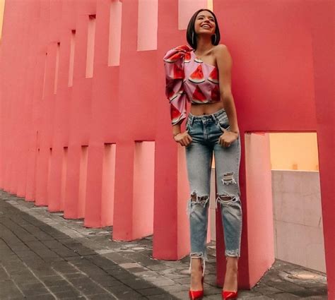 Ngela Aguilar Enamora Bailando Con Falda Y Top Rojo De Estampado Floral
