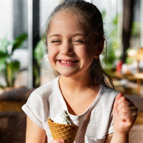 Free Photo Medium Shot Smiley Girl With Ice Cream