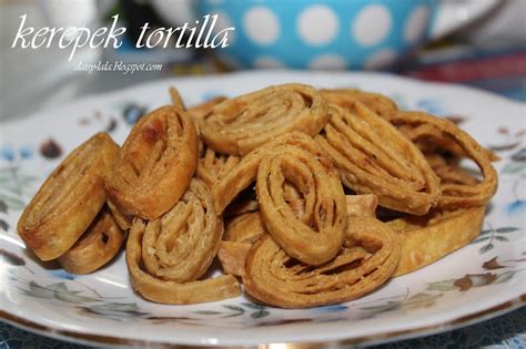 Bahan bahan kuih gunting pedas 3 cawan tepung gandum 1/2 cawan majerin 1 sudu makan rempah kari 1 sudu makan serbuk. daisy-lala: Kerepek Tortilla