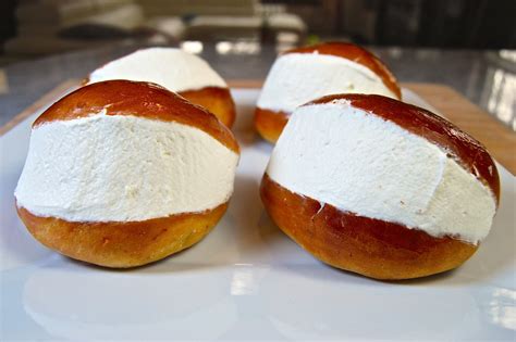 I semplici dolci romani rivisitati in chiave super veloce. Maritozzi Romani con la Panna: Ecco la Ricetta.