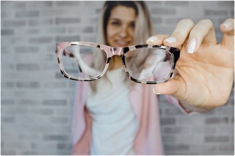 Trouble Seeing Here Are 9 Common Signs You Need Glasses Reality Paper
