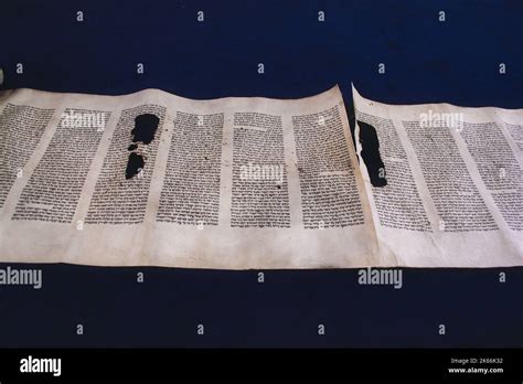 Texto Hebreo Antiguo Del Libro De G Nesis En El Rollo De La Tor El