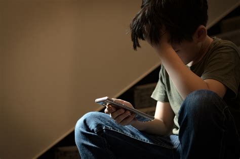 Kontroversi Pengaruh Media Sosial Pada Kesehatan Mental Remaja Alomedika