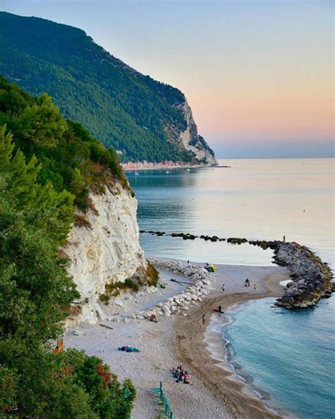 Onze vakantiehuizen en villa's in le marche italië, ook wel de marken genoemd, zijn allen prachtig gelegen, vrijstaand en meestal met zwembad.alle huizen zijn door ons persoonlijk geselecteerd en bezocht. De Riviera del Conero (Deel I) (met afbeeldingen ...