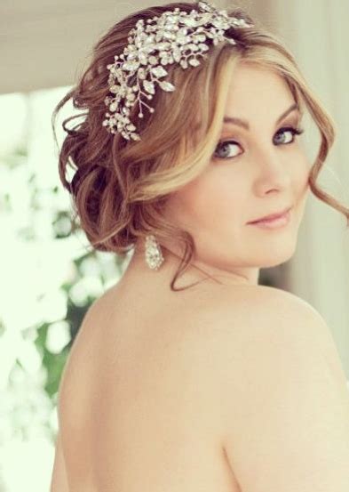 Cute hairstyles for short hair. #capelli #headpiece #beauty #classic #orangeeyes # ...
