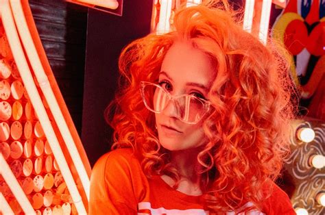 review janet devlin releases the sensational new ep ‘it s not that deep fierce and fabulous