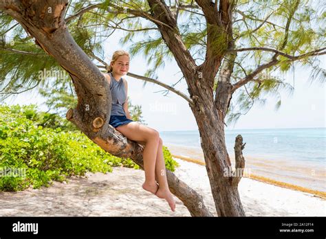 Niña De 13 Años Recostado En Silla De Playa Con Una Toalla Sobre Su Cabeza Fotografía De Stock