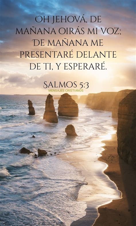 The Ocean And Some Rocks With A Bible Verse Written In Spanish On It S Side