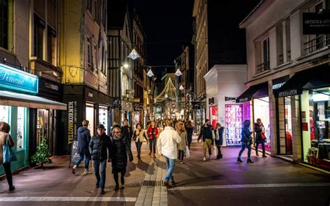 Vue Commerçante Rue Piétonne De Ganterie Dans Le Vieux Quartier De Rouen Plein De Gens La Nuit à