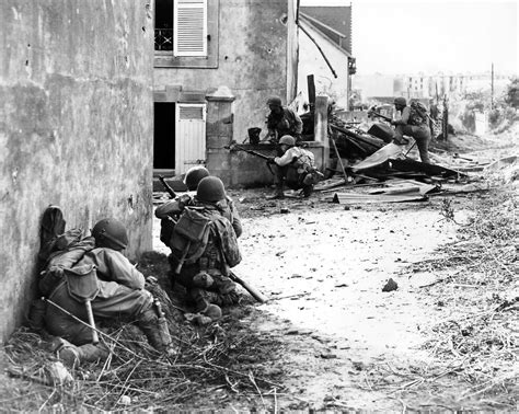 Photo Men Of Us Army 2nd Infantry Division Advancing