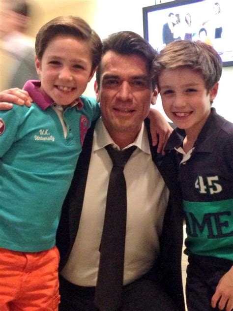 Emilio estuvo acompañado por los hermanos lascurain de mi corazón es tuyo, así como por los actores norma herrera, jorge aravena, rené casados, beatriz morayra y omar yubeili. mi+corazon+es+tuyo+alex+y+guille | View more photos and ...