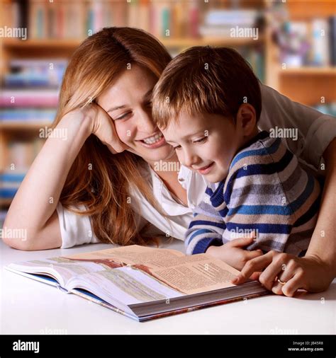 Madre Leyendo Historias Bíblicas A Su Niño Fotografía De Stock Alamy