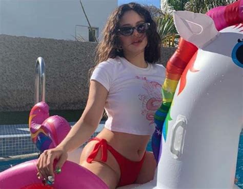 Rosalía incendia las redes con sus fotos posando en bikini en Tenerife