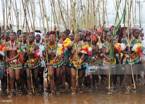 maidens during the annual umkhosi womhlanga at enyokeni royal palace ニュース写真 getty images