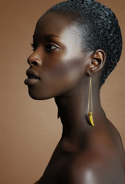 Afro Court Gelé Et Pendants En Or Et Ivoire Jaune Maquillage Nude