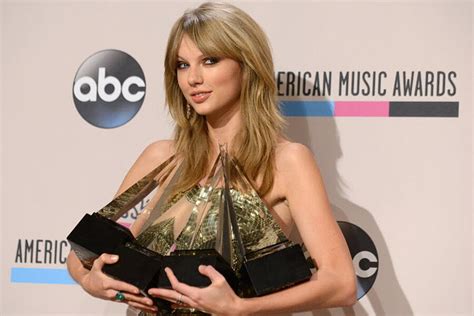 Amas Taylor Swift Sweeps Prizes At American Music Awards