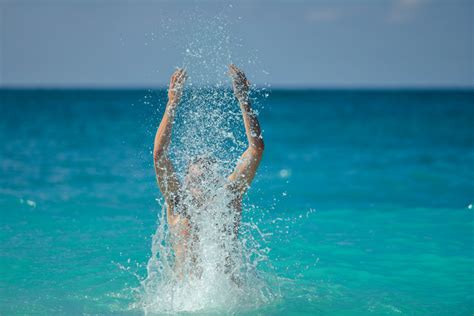 Fotos Gratis Hombre Mar Agua Oceano Persona Ola Chico Verano Vacaciones Masculino