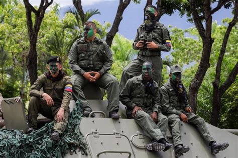 Nicolas maduro preside el desfile militar del día de la independencia un general del ejército venezolano analiza lo sucedido en los actos militares del 5 de julio, fecha en. Desfile militar por los 208 años de independencia de ...