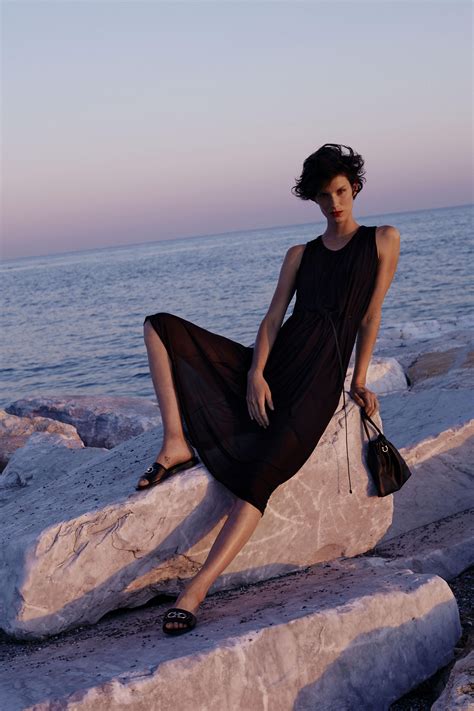 See more ideas about vánoční gelové nehty, gelové nehty, nehty. Salvatore Ferragamo Resort 2021 | Vogue CS