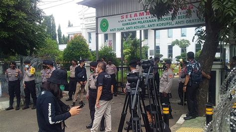 Para simpatisan rizieq shihab mulai berdatangan di depan pn jaktim. Sidang Rizieq Shihab Hari Ini, Pintu Depan PN Jaktim ...
