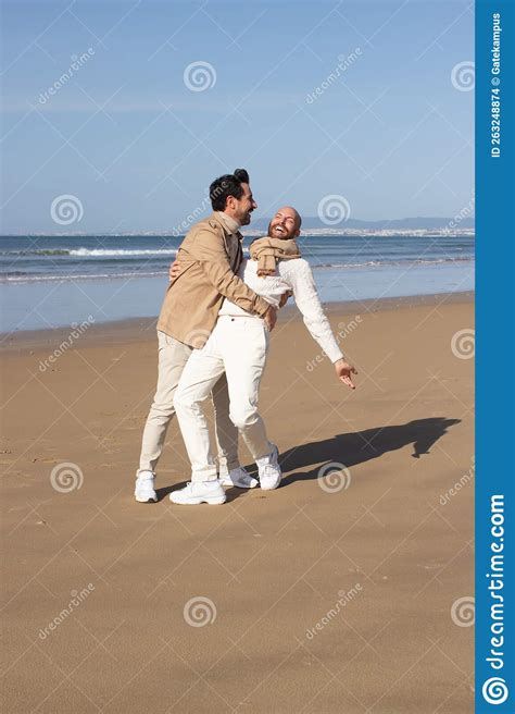 Pareja Gay Alegre Bailando En La Playa Foto De Archivo Imagen De Socio Abrazo