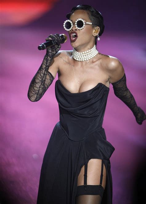 „unapologetic“ Rihannas Neues Album Ist So Fad Wie Flugzeugessen Welt