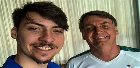 Filho de Bolsonaro viraliza com vídeo em que cospe na mãe e faz dança