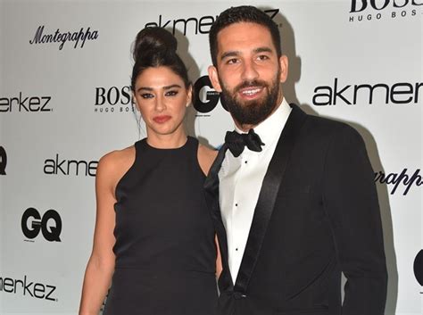 Barcelonalı futbolcu arda turan, uzatmalı sevgilisi aslıhan doğan'dan ayrıldığını, instagram'ının hikaye bölümünden paylaştığı bir metinle açıklamıştı. Aslıhan Doğan, Arda Turan ile ayrılık nedenini açıkladı ...