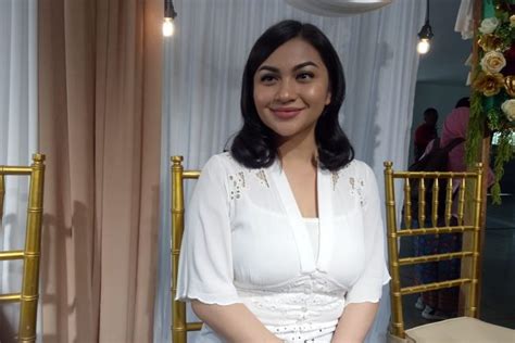 Pemian 3 idiots ini tak hanya dianggap sebagai salah satu aktris paling seksi sepanjang masa, tetapi juga aktris dengan bayaran tertinggi. Besar Artis Seksi Indonesia Sepanjang Masa - Actris Indonesian