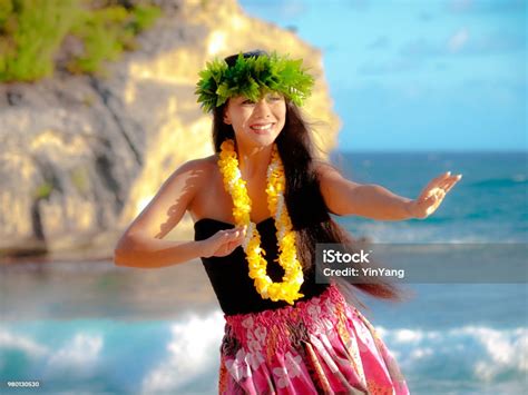 カウアイ島のビーチでハワイのフラ ダンサー フラダンスのストックフォトや画像を多数ご用意 フラダンス 1人 アメリカ合衆国 Istock