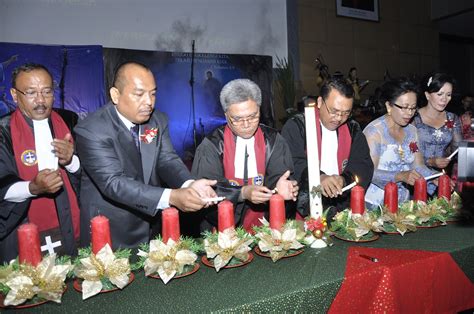 Kerja bersama ini mengandung makna peribadatan kepada allah dan pelaksanaan kasih, dan pada umumnya istilah liturgi lebih banyak digunakan dalam tradisi kristen, antara lain umat katolik. The ROMP Family: 30+ Ide Keren Liturgi Natal Gbkp Klasis Kepri