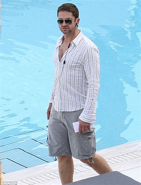 Gerard Butler And Mystery Brunette Canoodle Poolside In Miami Daily