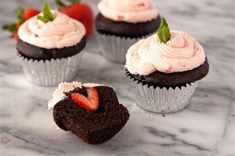 Chocolate Cupcakes With Strawberry Cream Cheese Frosting Video Muy Bueno Cookbook
