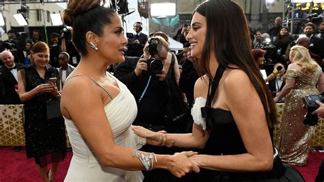 salma hayek and penélope cruz being besties for minutes and