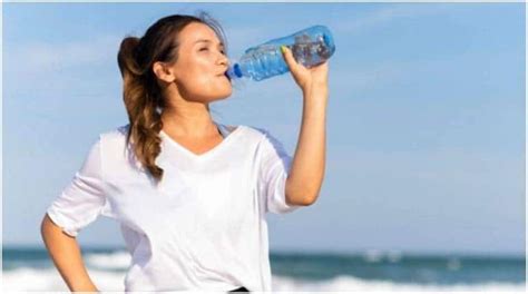 health tips खड़े होकर पानी पीना सेहत के लिए है नुकसान आज से ही छोड़