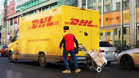 Dhl liefert in der regel von montags bis freitags von frühestens 7:00 uhr morgens bis 18:00 uhr am abend aus. DHL liefert künftig verstärkt abends - Ausweitung erfolgt ...
