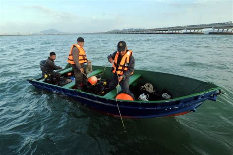 Sebuah kereta dipercayai terhumban ke laut selepas terbabit dalam kemalangan dengan sebuah kenderaan lain di kilometer 4 jambatan pulau pinang menghala perai di sini, awal hari ini. Operasi SAR Di Jambatan Pulau Pinang Diteruskan - MYNEWSHUB