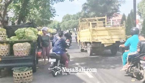 15:00 is 3 o'clock (p.m.) (on tv: NUSABALI.com - Pasar Tumpah Direlokasi ke Areal Kolam Renang
