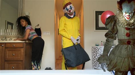 It Creepy Clown Balloon Prank On Sister Youtube