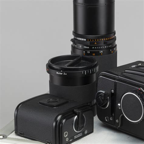 Hasselblad cameras are renowned for their iconic design, uncompromising image quality, and high performance. HASSELBLAD, kamera med tillbehör samt stativ, modell 500C ...